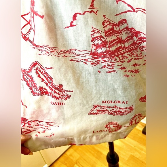 Vintage 70’s  Shoreline Hawaii white & red island print shirt. 🌺🌸 - Picture 7 of 8
